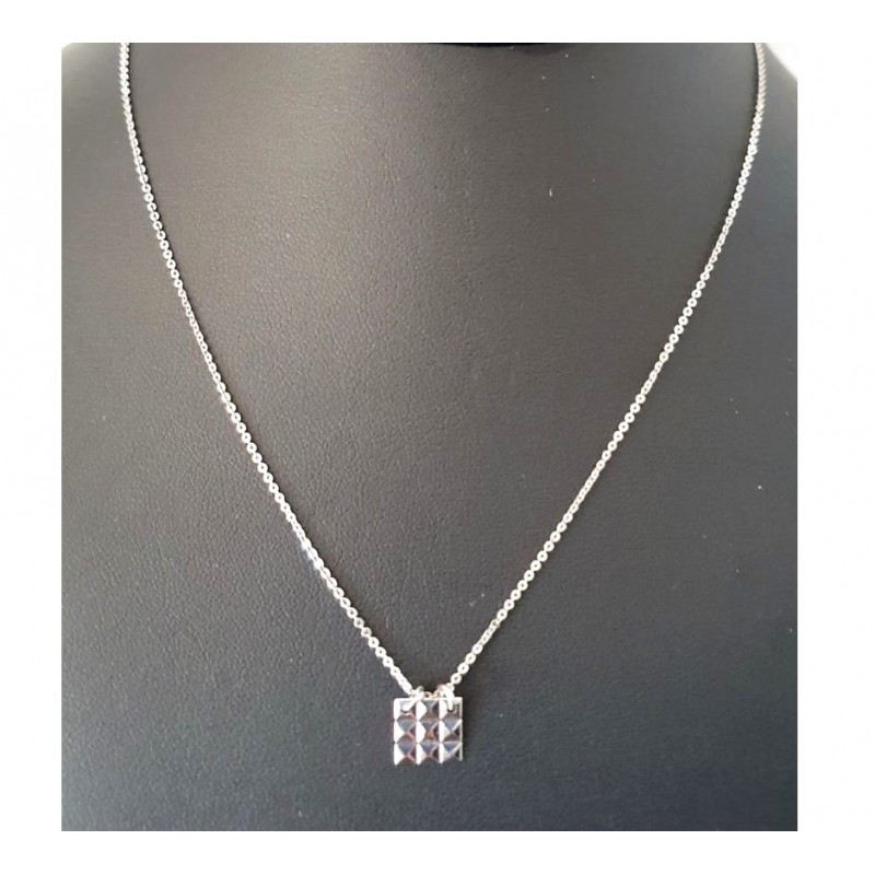 Collier en argent AG925 avec petit pendentif carré micro pyramides