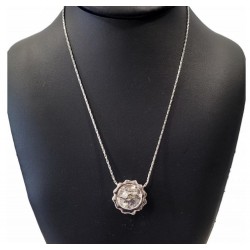 Collier avec pendentif camélia