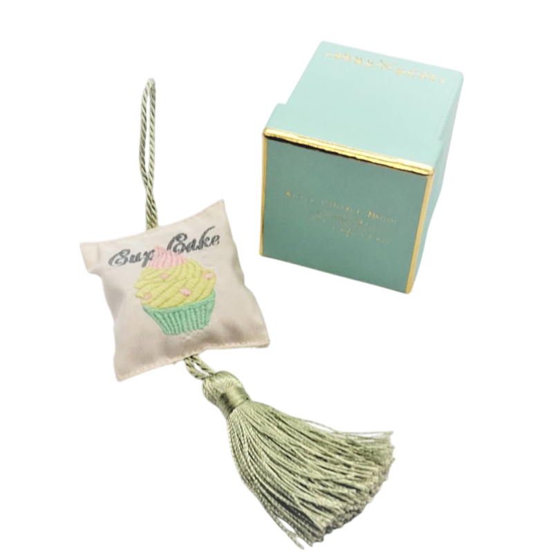 Coussin cupcake  à parfumer avec pompon vert – Atelier Catherine Masson