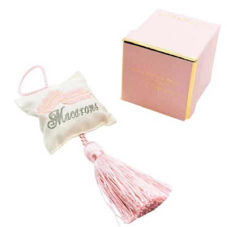 Coussin Macaron à parfumer avec pompon rose – Atelier Catherine Masson
