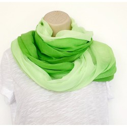 Foulard vert avec motifs...