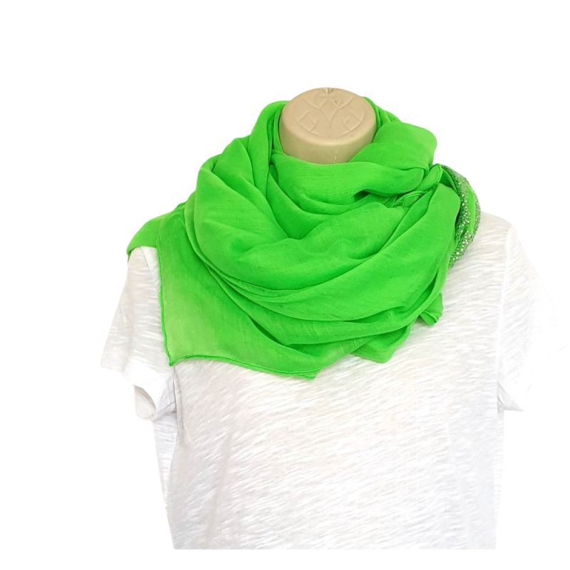 Foulard vert avec motifs d’ailes en strass argenté