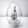 Oeuf en verre avec lapin et son pot de fleurs