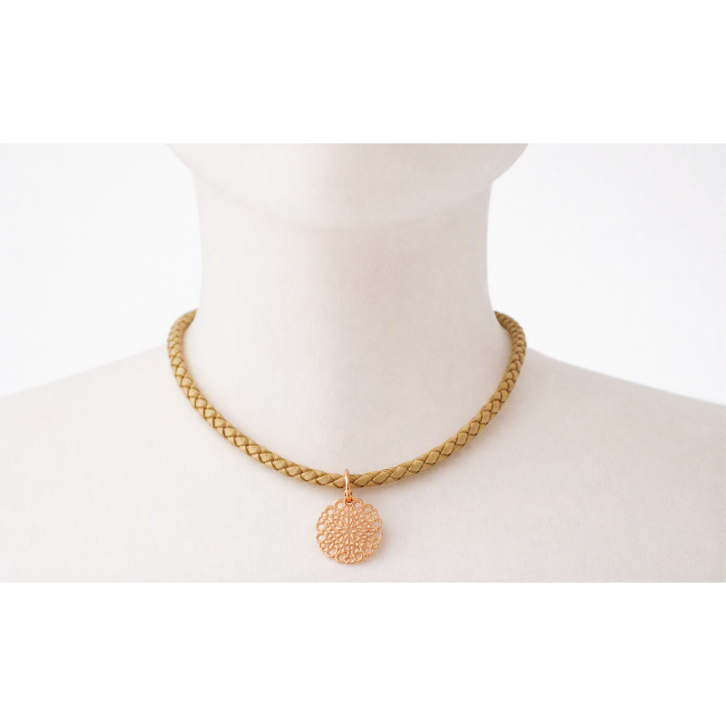Collier ras-du-cou cordon en cuir tressé et pendentif rosace