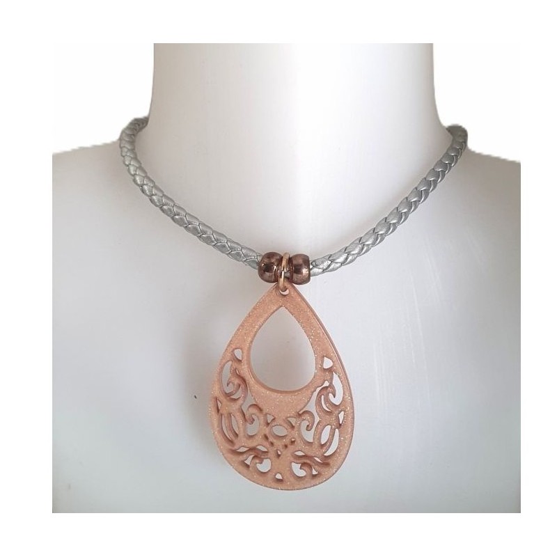 Collier ras-du-cou cordon en cuir tressé argenté et pendentif goutte