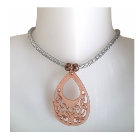 Collier ras-du-cou cordon en cuir tressé argenté et pendentif goutte