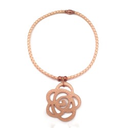 Collier ras-du-cou cordon en cuir tressé beige et pendentif Rose des sables