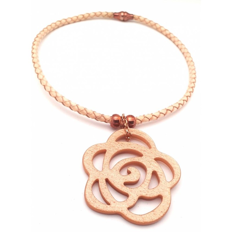 Collier ras-du-cou cordon en cuir tressé beige et pendentif Rose des sables