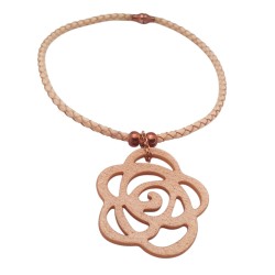 Collier ras-du-cou cordon en cuir tressé beige et pendentif Rose des sables
