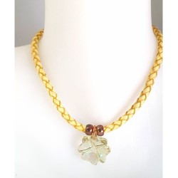 Collier cordon en cuir tressé jaune et pendentif Trèfle