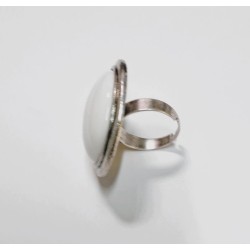 Bague cabochon blanc