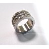 Bague large alliance en acier inoxydable lisse et pierres en zirconium.