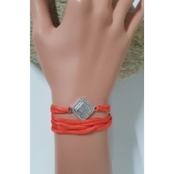 Collier ruban de satin orange avec pendentif rond